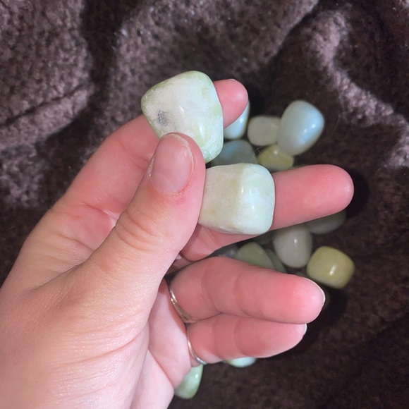 Assorted small tumbled jade stones - Picture 5 of 6